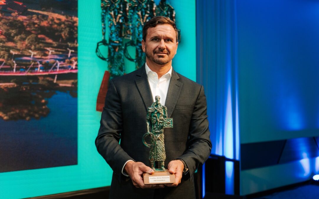 COMJOVEM é homenageada com o Troféu Alma Gaúcha durante cerimônia da Fetransul