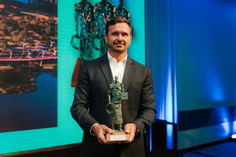 COMJOVEM é homenageada com o Troféu Alma Gaúcha durante cerimônia da Fetransul