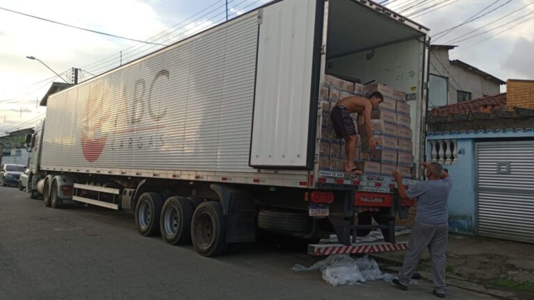 ABC Cargas distribui suprimentos para as famílias do litoral norte de São Paulo