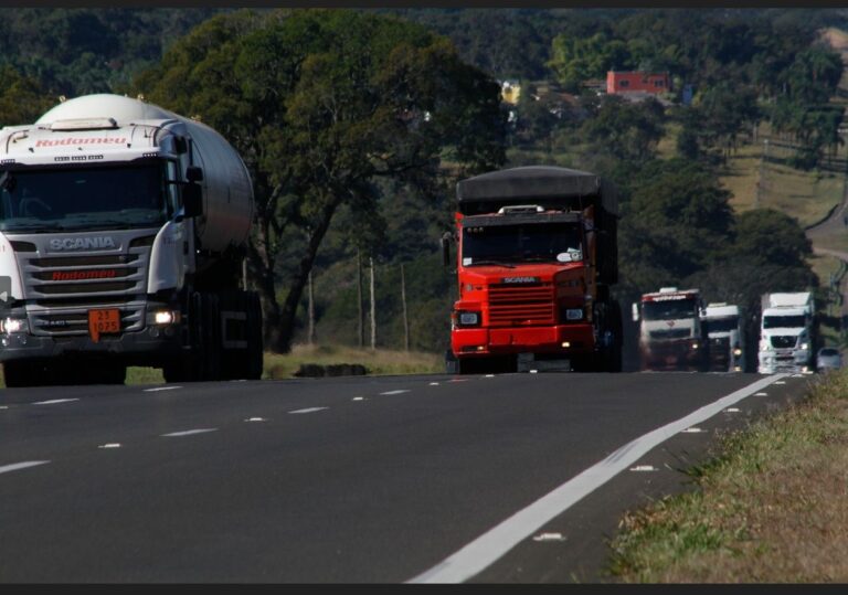 Cobrança de eixos suspensos em rodovias de São Paulo terá início este mês