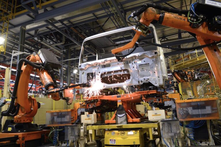 Mercedes-Benz registra o marco de 250.000 cabines de caminhões produzidas em Juiz de Fora