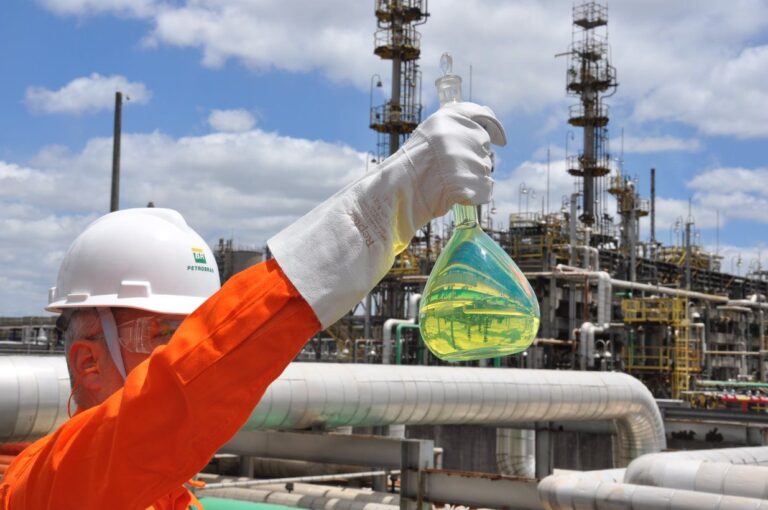 Petrobras produz 5,8 milhões de litros de diesel com conteúdo renovável em abril