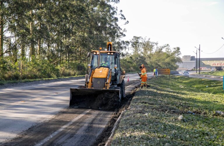 Portos do Paraná melhora limpeza e sinalização do acesso dos caminhões a Paranaguá