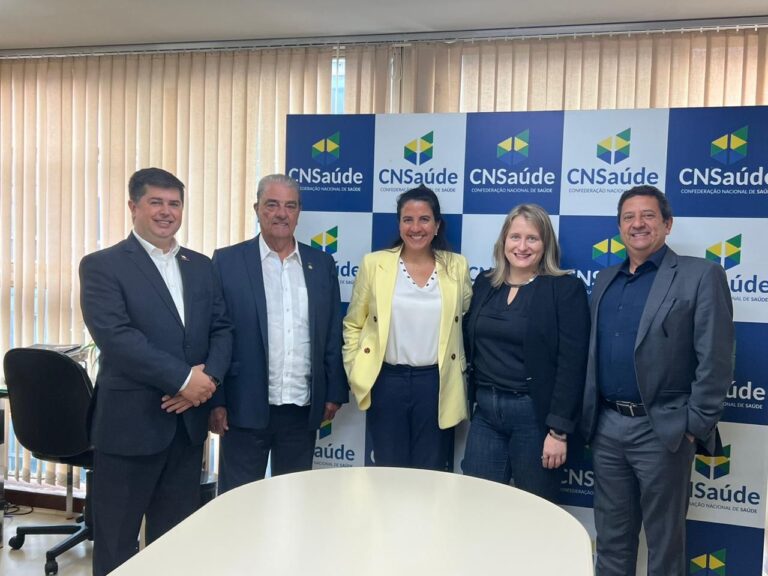 Presidente Francisco Pelucio visita sede da CNSaúde em Brasília