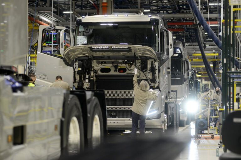 Produção de caminhões aumenta em agosto