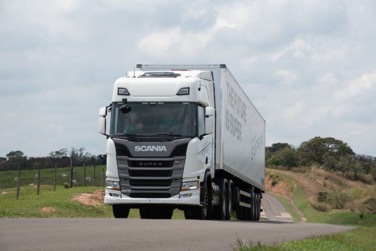 Scania atualiza tecnologia de caminhões e reduz consumo em 2%