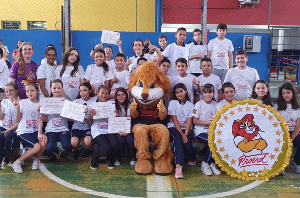 Comjovem de Joinville prestigia formatura do Proerd e faz doação de camisetas