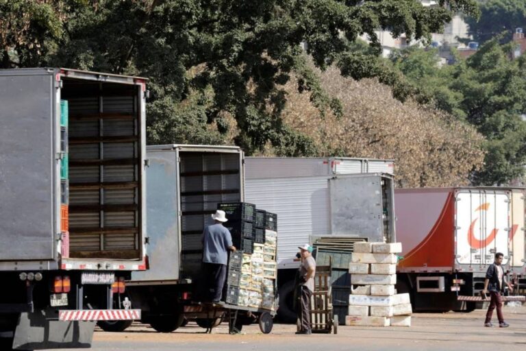 Volume de serviços no Brasil cresce mais que o esperado em março com transporte de cargas