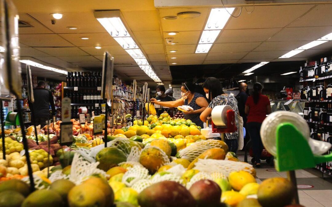 CNC aponta melhorias no mercado de trabalho e retomada no consumo