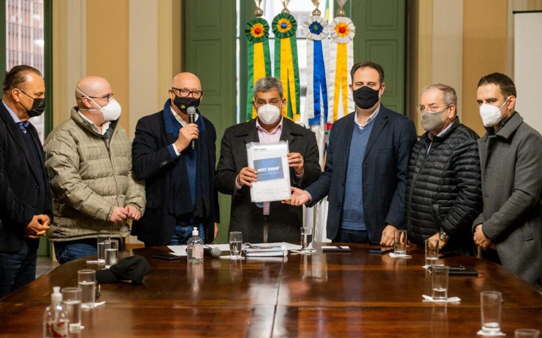 Presidente do SEST SENAT RS entrega projeto de nova unidade ao prefeito de Porto Alegre