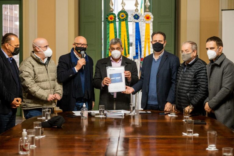 Presidente do SEST SENAT RS entrega projeto de nova unidade ao prefeito de Porto Alegre