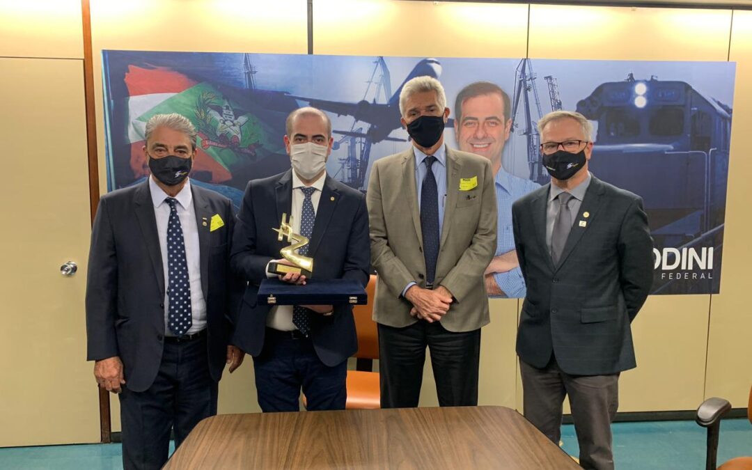 NTC&Logística homenageia o Deputado Carlos Chiodini