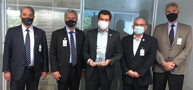 Diretor da ANTT recebe o Troféu Mérito SETCARCE