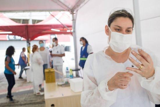 Bancos melhoram previsões para a economia brasileira com aumento da vacinação