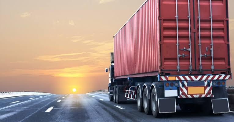 Setor de transportes terrestres registra alta acumulada no ano de 12,4% e turismo teve crescimento de 23,3%