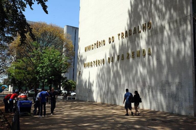Bolsonaro edita MP que recria Ministério do Trabalho