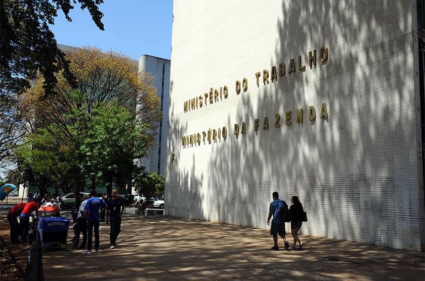 Bolsonaro edita MP que recria Ministério do Trabalho