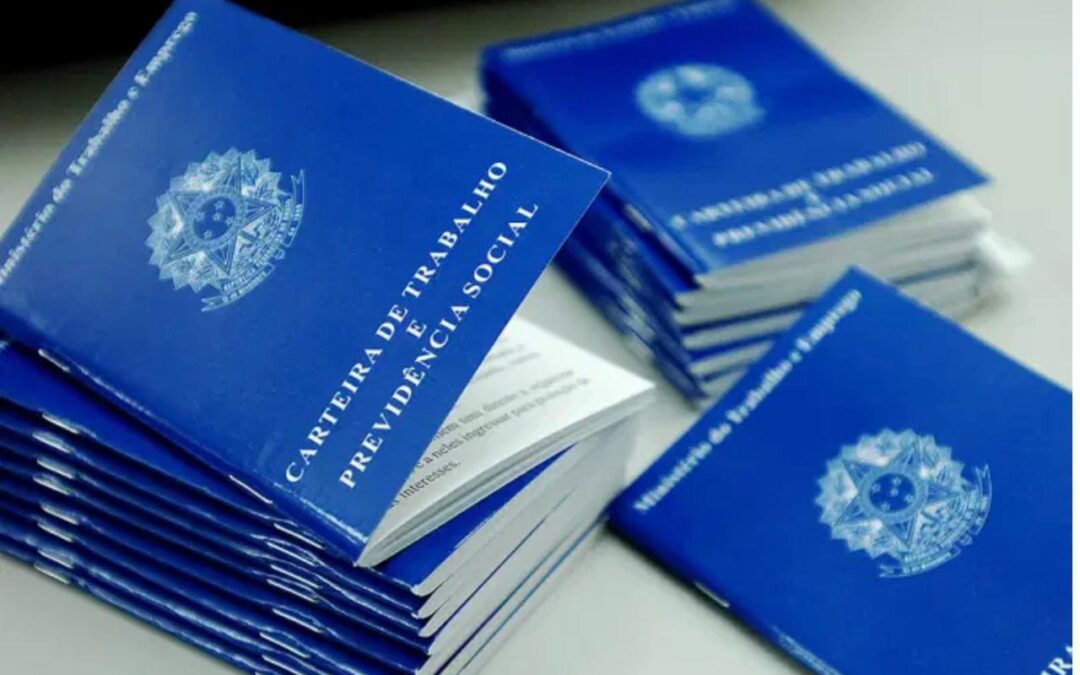 IBGE: indústria contrata 75 mil trabalhadores e comércio demite 289 mil