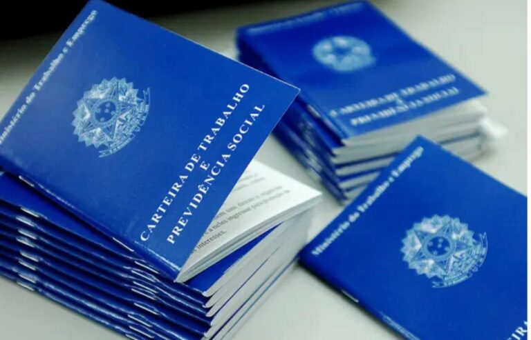 IBGE: indústria contrata 75 mil trabalhadores e comércio demite 289 mil