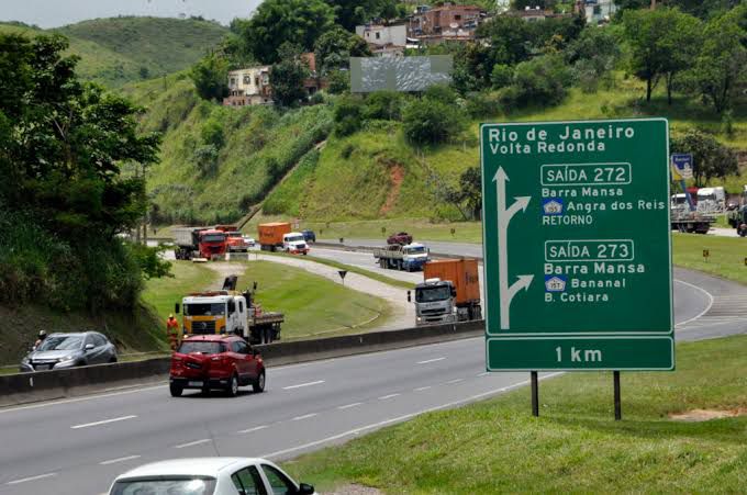 SEST SENAT faz mobilização contra o uso de álcool e drogas na via Dutra