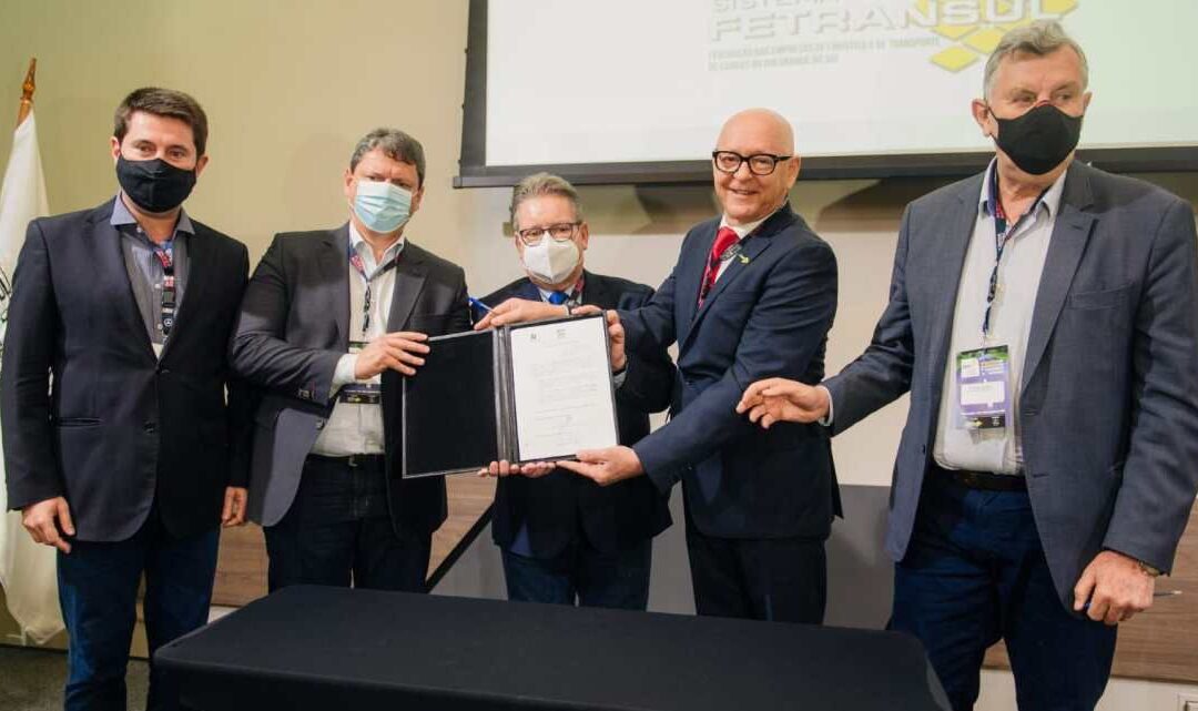 Ministério da Infraestrutura e Governo do RS assinam adesão ao DT-e em evento da FETRANSUL