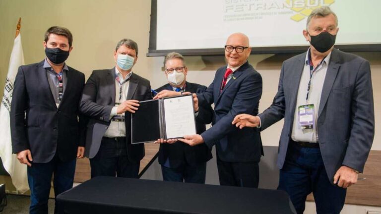 Ministério da Infraestrutura e Governo do RS assinam adesão ao DT-e em evento da FETRANSUL