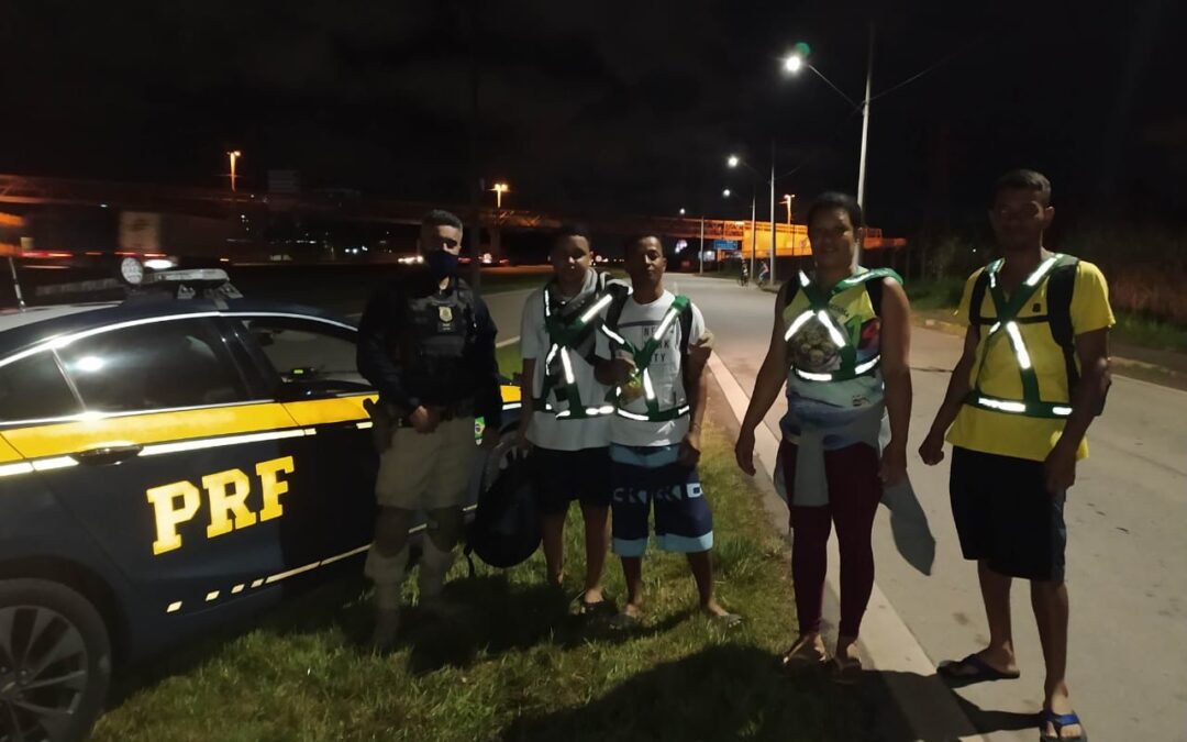 Com apoio da NTC&Logística, PRF realizou entrega noturna de coletes refletivos na Dutra