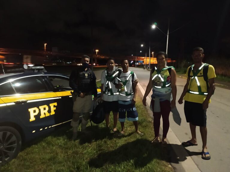 Com apoio da NTC&Logística, PRF realizou entrega noturna de coletes refletivos na Dutra