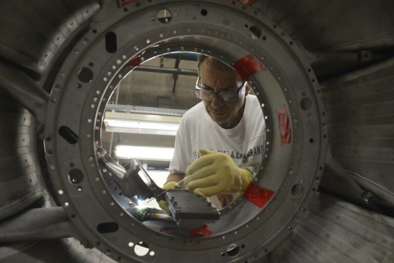 Serviços e comércio operam acima do patamar pré-pandemia, mas indústria segue abaixo, diz IBGE