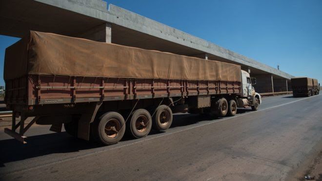 Bolsonaro sanciona lei que aumenta tolerância para excesso de peso de caminhões