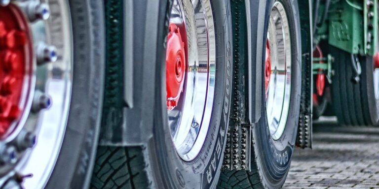 Falta de pneus gera entrega de caminhões incompletos