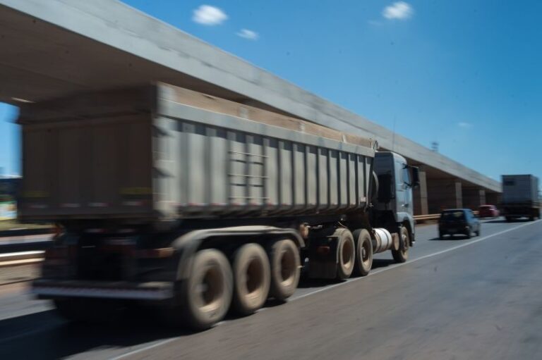 Transporte de cargas tem saldo positivo de emprego