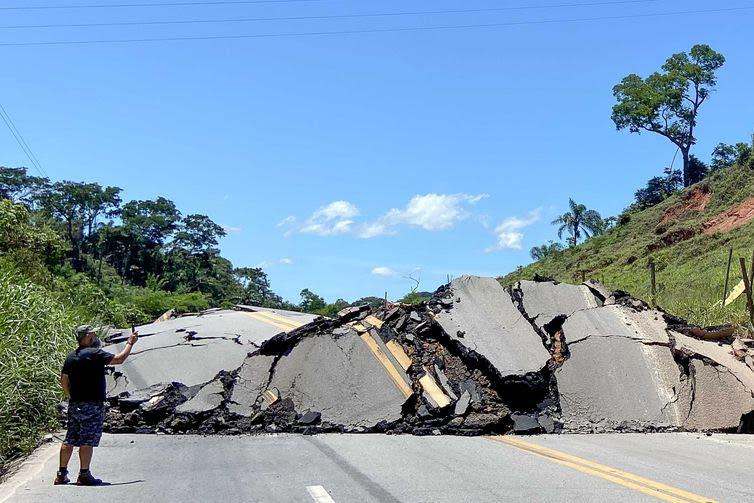 Mais de 100 pontos de rodovias de Minas Gerais seguem interditados