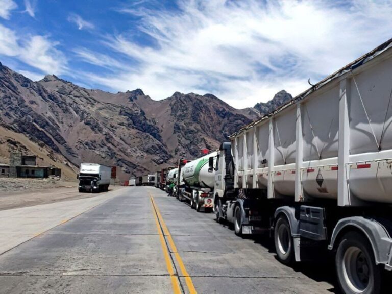 Mais de 2 mil caminhões estão parados na fronteira entre Argentina e Chile por causa da Covid-19