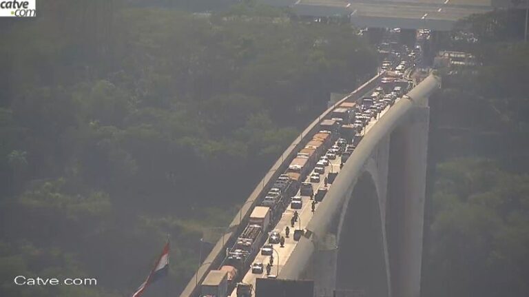 Operação padrão dos auditores da Receita Federal deixa quase 4 mil caminhões parados na tríplice fronteira