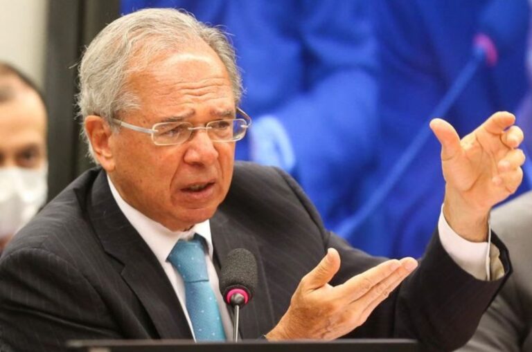 Governo avalia reduzir imposto para estimular indústria, diz ministro