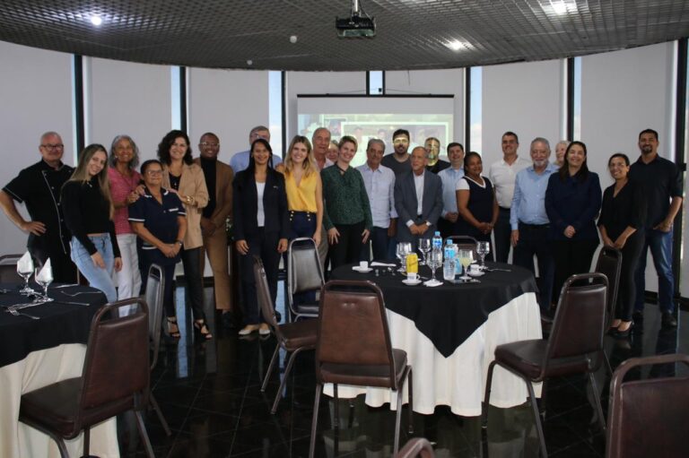 Colaboradores e representantes de entidades do Palácio do TRC em São Paulo fazem homenagem pelos 80 anos do Presidente Francisco Pelucio