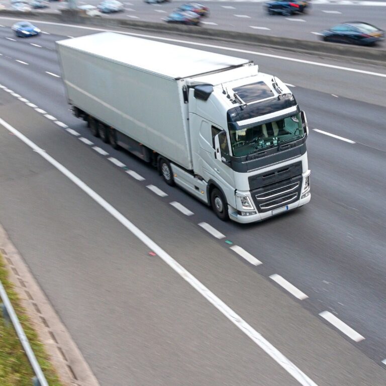 Transportes atingem maior patamar da série histórica, puxados por cargas, diz IBGE 