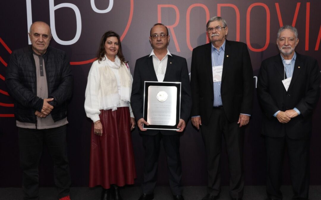 Presidente da CNT, Vander Costa é homenageado pela FETCESP