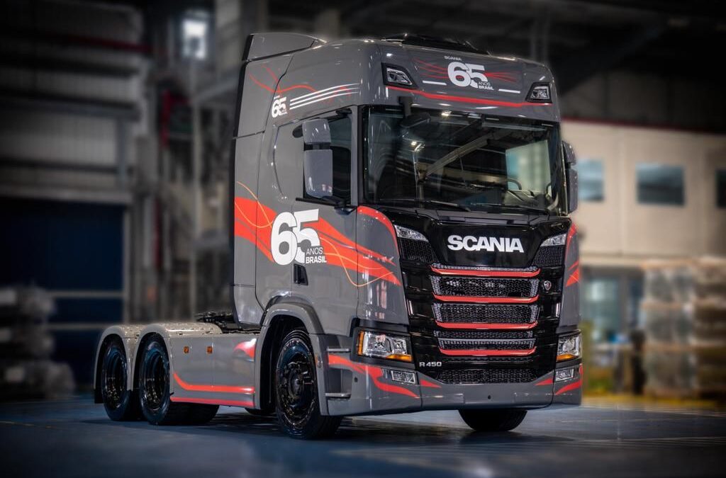 Scania celebra 65 anos no Brasil reforçando compromissos com a descarbonização
