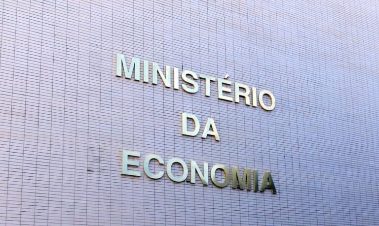 Governo reduz IPI de produtos fabricados no Brasil 