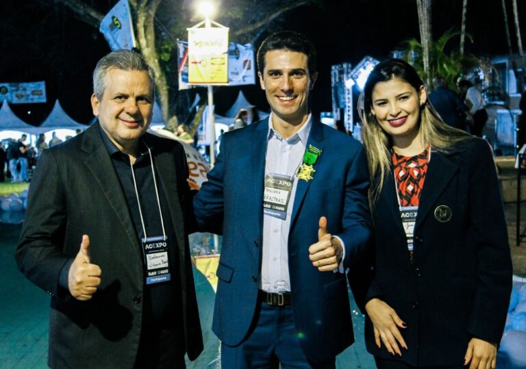 Tayguara Helou recebe medalha de Mérito Empreendedor da ACE