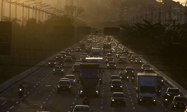 Volume de serviços no Brasil cresce em junho pelo 2º mês seguido com transporte de cargas
