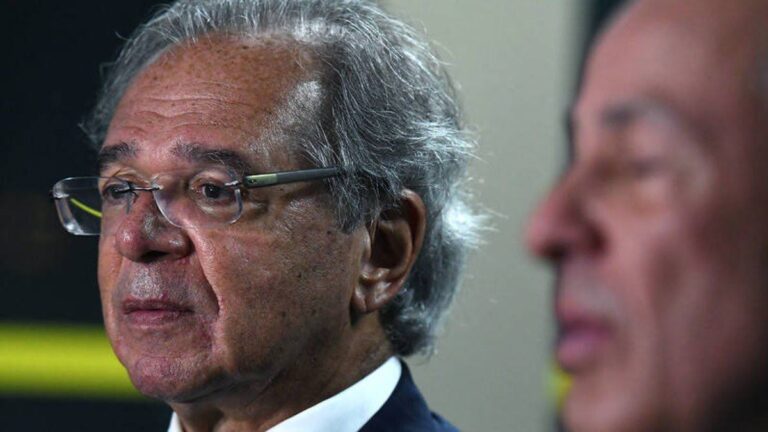 Guedes promete reduzir impostos e prevê recuperação da indústria