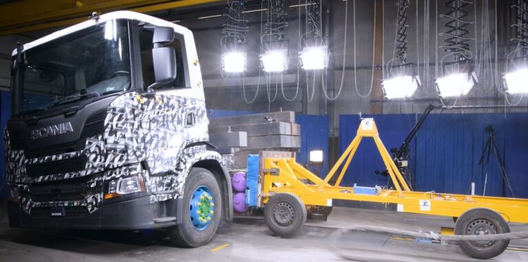 Scania realiza impressionante crash test com caminhão a gás