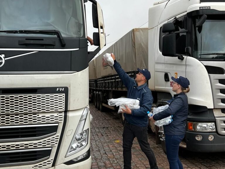 Equipes da FETRANSPAR e do SEST SENAT entregam cerca de 3 mil lanches para motoristas