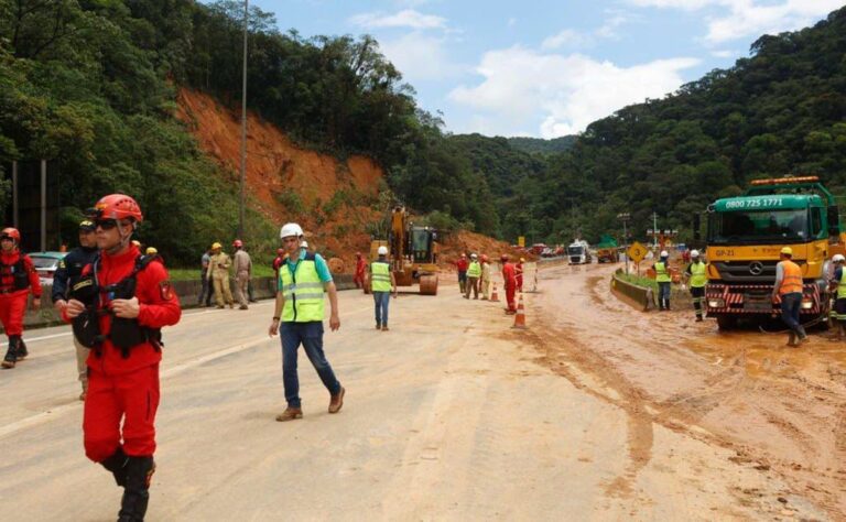 Bloqueios na BR-277 e BR-376 aumentam os custos dos transportadores