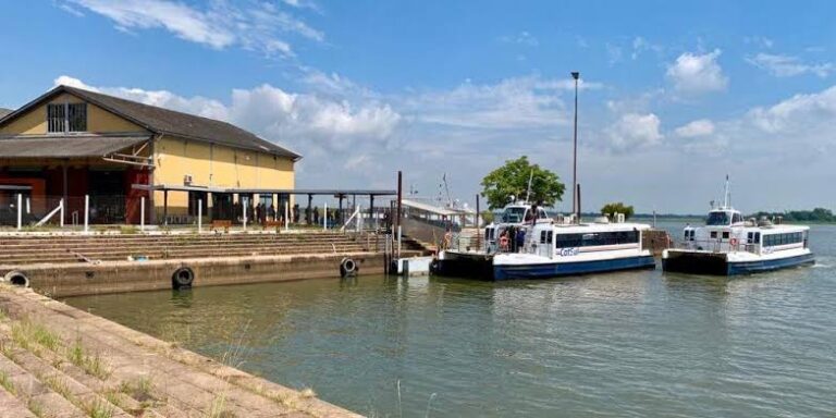 Baixo nível do Guaíba afeta operação do catamarã e transporte de cargas por navios
