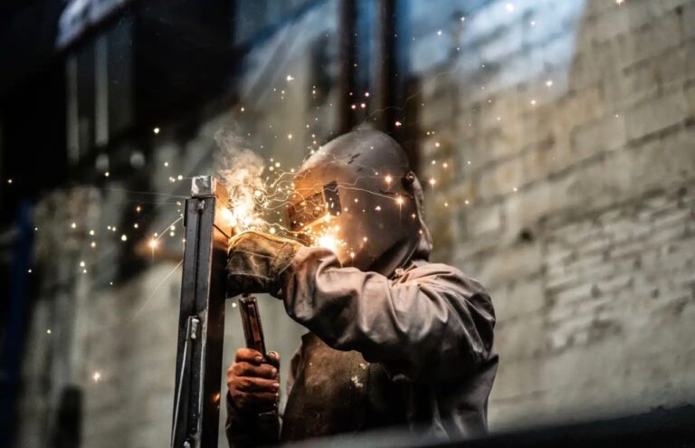 Carga tributária volta a liderar ranking de reclamações da indústria, diz CNI