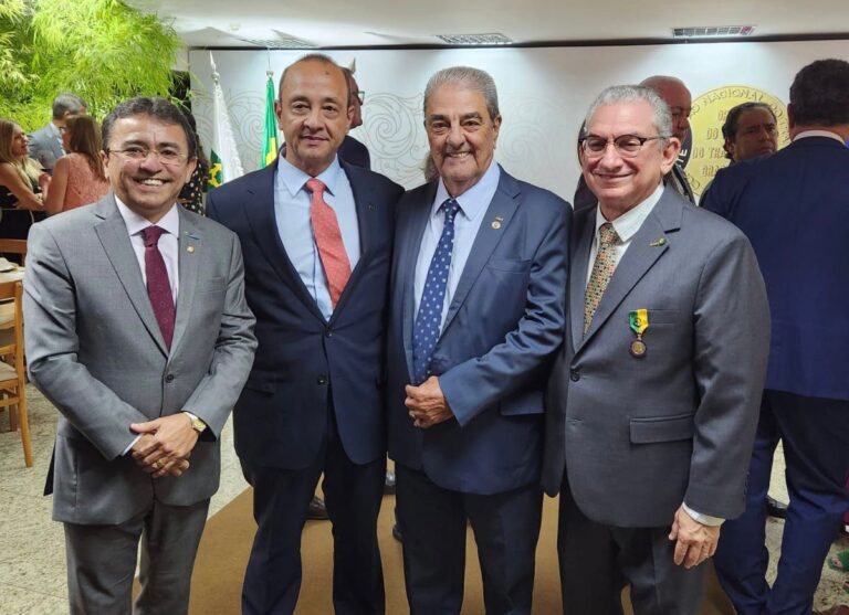Presidente Francisco Pelucio prestigia cerimônia de entrega da Medalha JK